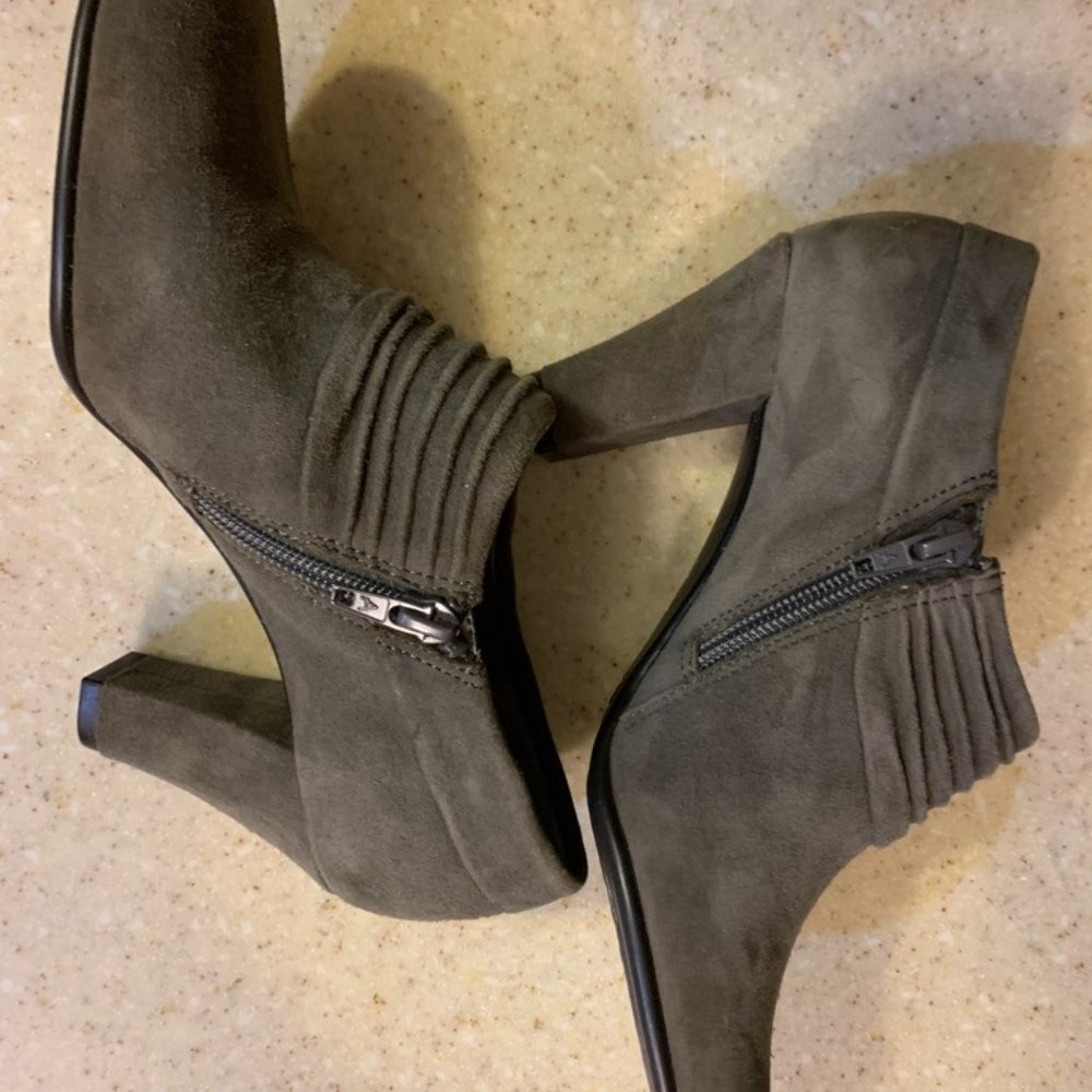 Aerosoles suede booties, 6m